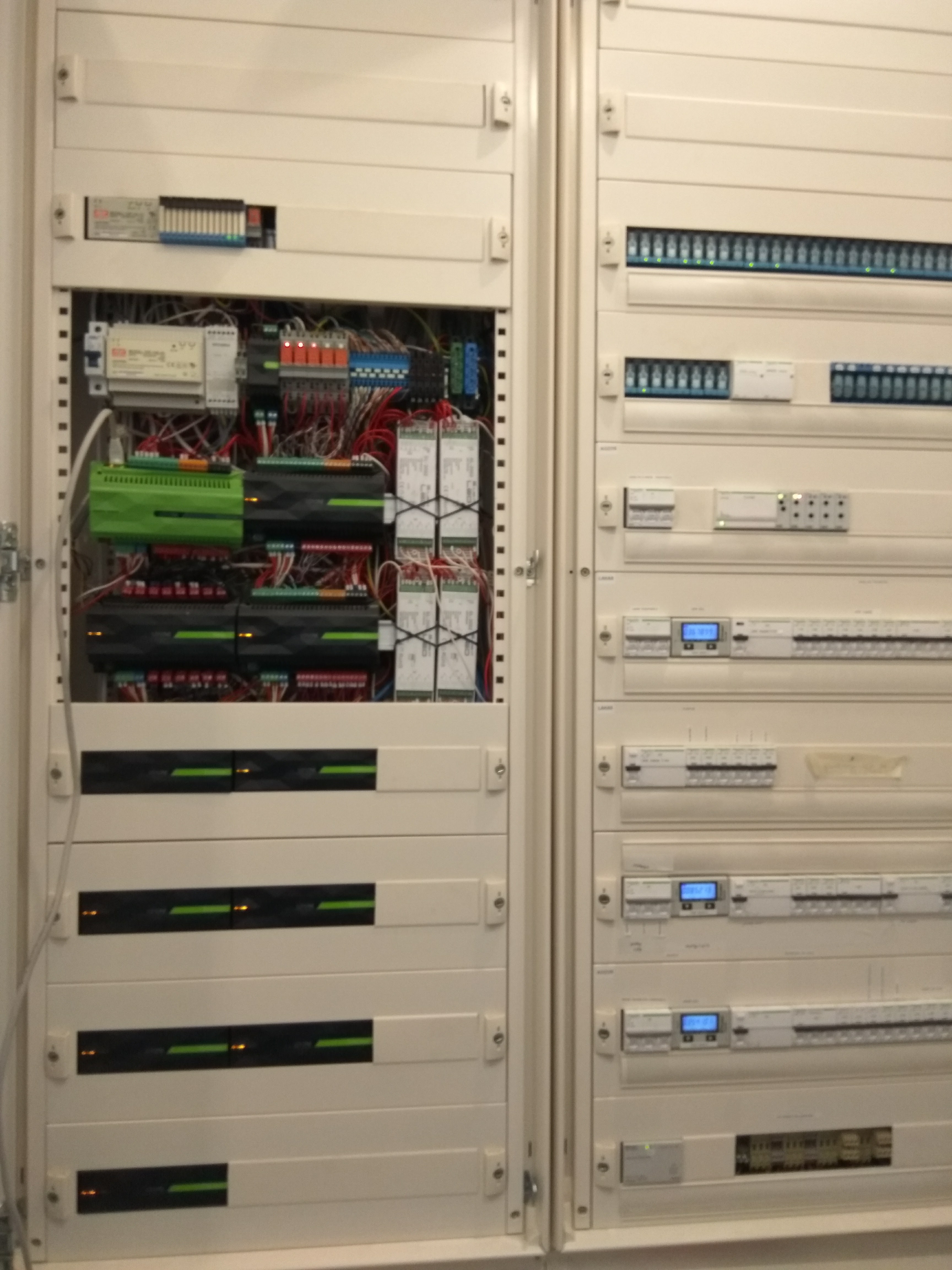 Loxone distribution board with Miniserver and extension modules, JobelHome reference
